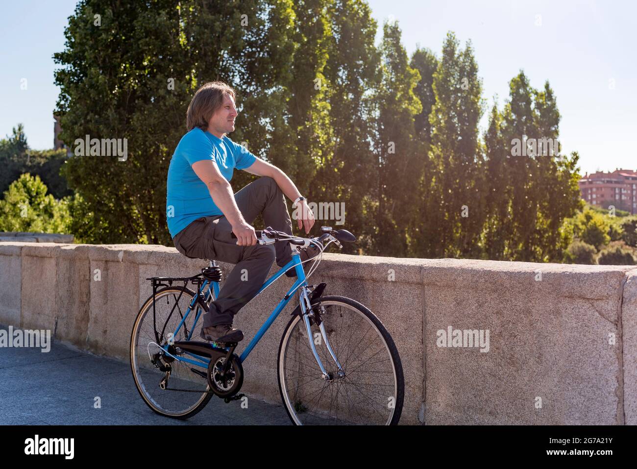 Homme caucasien à vélo dans la ville Banque D'Images