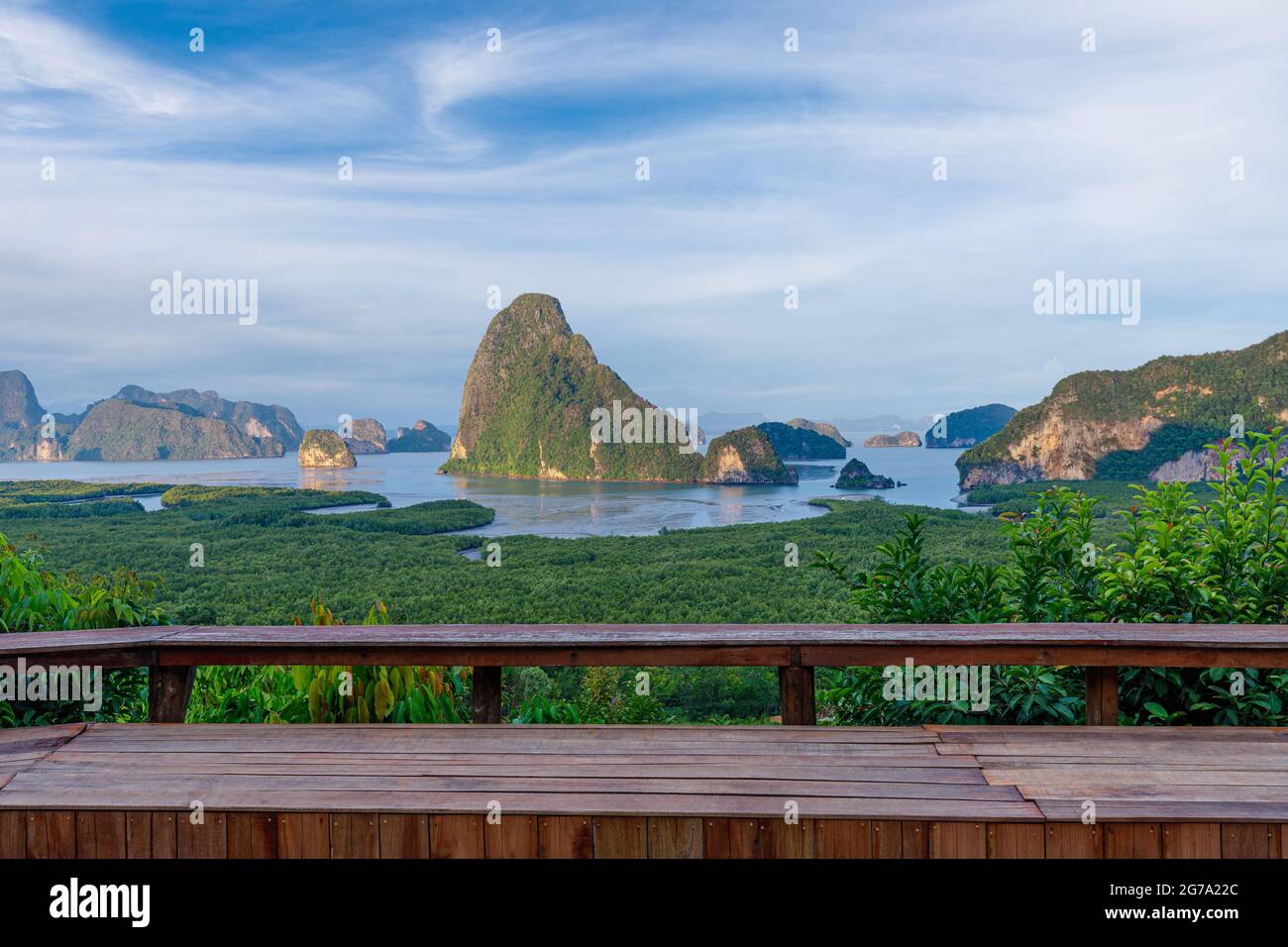 Samet Nangshe point de vue paysage de montagne Phang Nga Bay Phuket Thaïlande avec banc en bois premier plan Banque D'Images