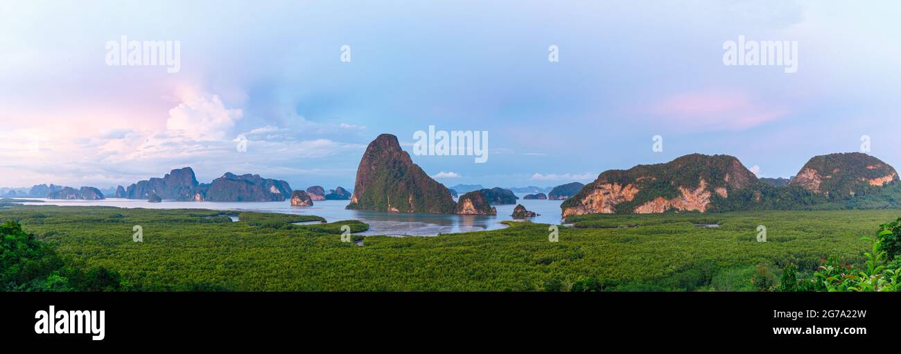 Samet Nangshe point de vue paysage de montagne Phang Nga Bay Phuket Thaïlande au coucher du soleil Banque D'Images