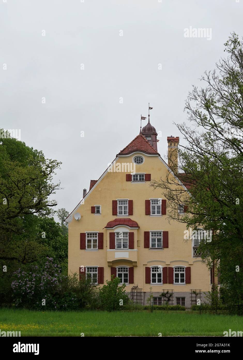 Allemagne, Bavière, haute-Bavière, quartier de Traunstein, vieille villa, construit autour de 1900, propriété de parc, grands arbres à feuilles caduques, ciel couvert Banque D'Images