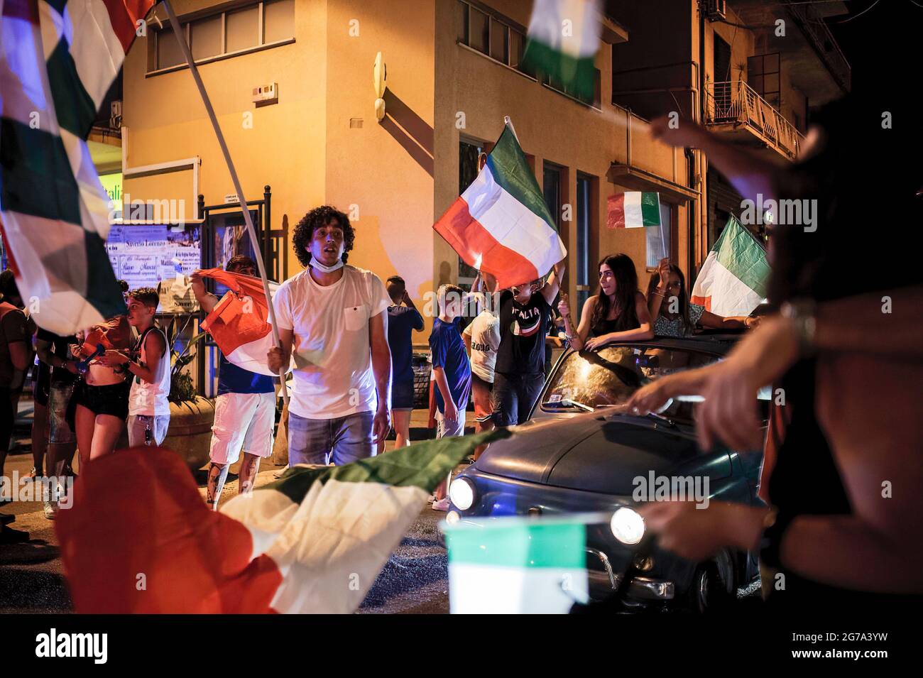 Tropea, Italie. 12 juillet 2021. Les fans italiens jubilants célèbrent la victoire après que l'Italie ait battu l'Angleterre pour remporter les championnats de football Euro 2020 lors d'une finale au stade Wembley à Londres. L'Italie a battu l'Angleterre 3-2 dans une fusillade de pénalité après un tirage de 1-1. Crédit : SOPA Images Limited/Alamy Live News Banque D'Images