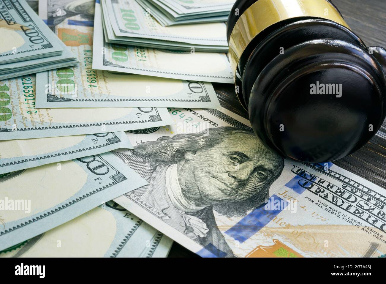 Le juge judiciaire de l'argent en tant que symbole de pots-de-vin, d'amendes et de sanctions. Banque D'Images