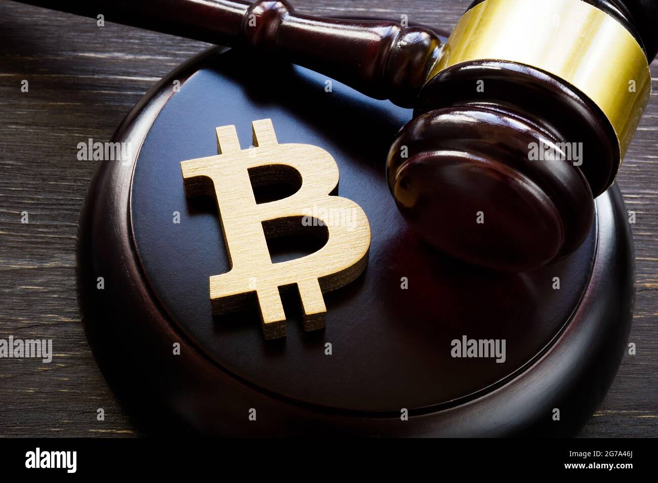 Le symbole Bitcoin et le gavel pour réglementer le marché des crypto-monnaies. Banque D'Images