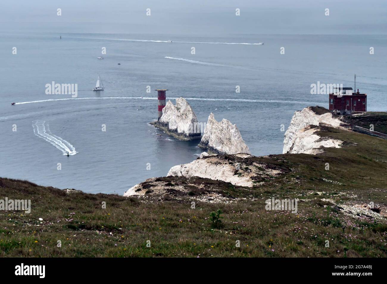 Les aiguilles, phare et station de surveillance côtière, île de Wight, Hampshire, Angleterre, Royaume-Uni Banque D'Images
