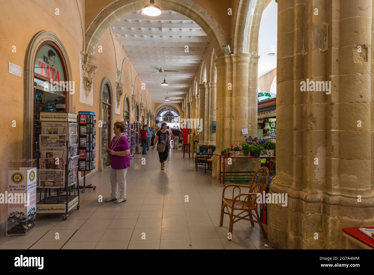 Cloître avec halls de marché, Claustre del Carme, ancienne église carmélite avec complexe de monastère, aujourd'hui salle de marché de la ville, Mahon, Maó, Minorque, Espagne, Europe Banque D'Images