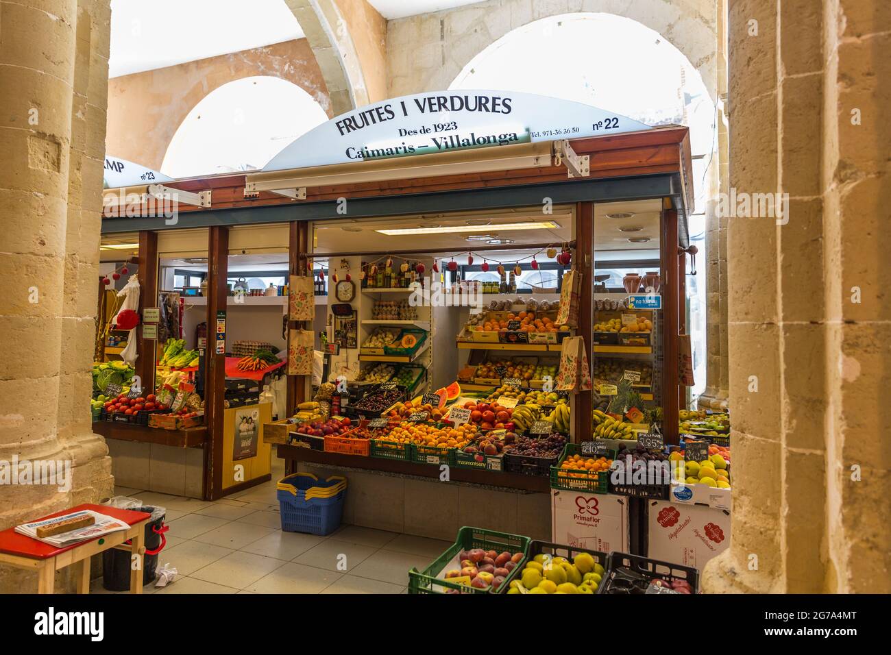 Cloître avec halls de marché, Claustre del Carme, ancienne église carmélite avec complexe de monastère, aujourd'hui salle de marché de la ville, Mahon, Maó, Minorque, Espagne, Europe Banque D'Images