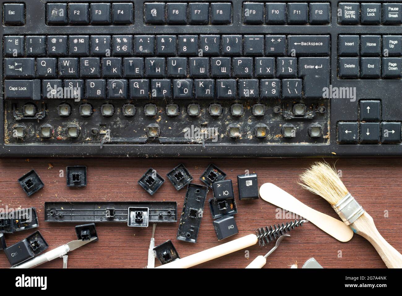 Ancien clavier d'ordinateur sale avec touches retirées. Les outils de  réparation et de nettoyage sur la table dans l'espace de travail de  l'atelier. Gros plan Photo Stock - Alamy