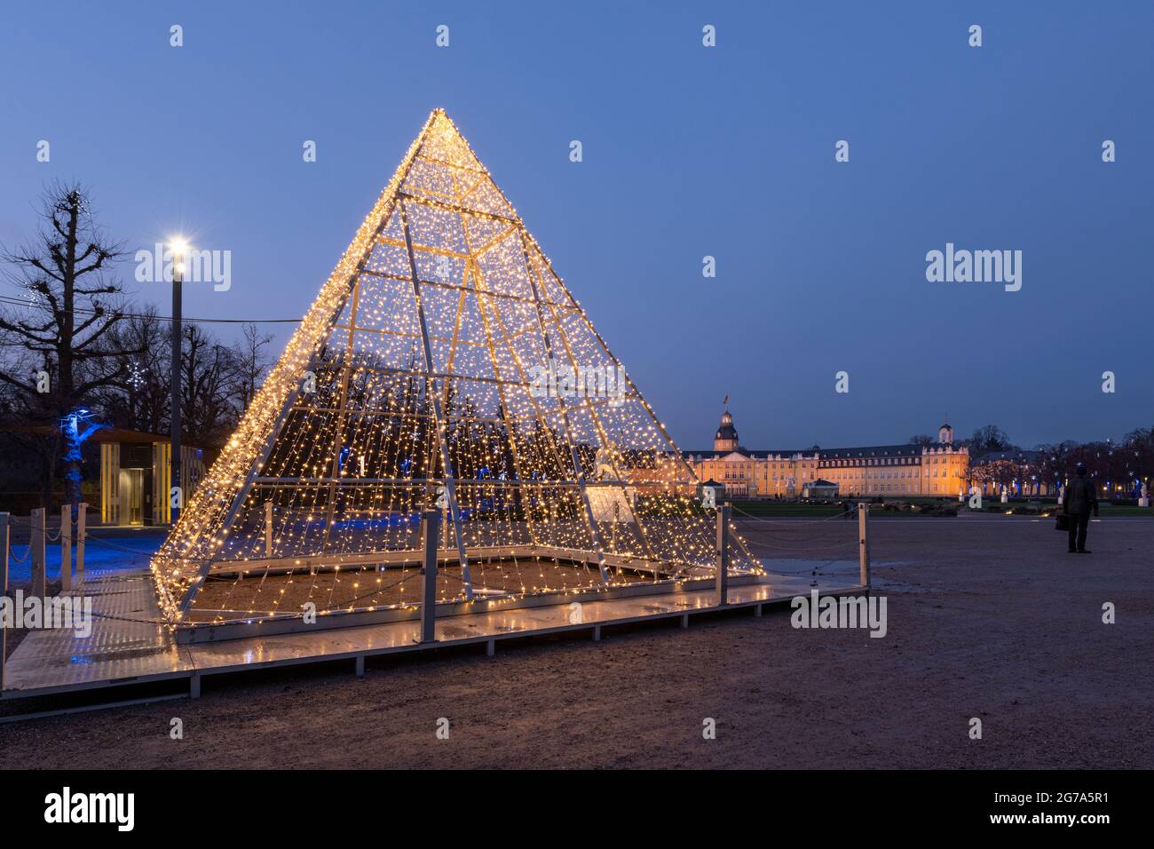 Allemagne, Bade-Wurtemberg, Karlsruhe, pyramide de Noël devant le château. Banque D'Images