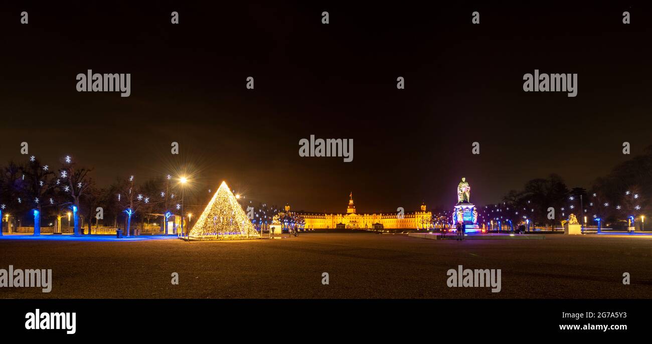 Allemagne, Bade-Wurtemberg, Karlsruhe, la Schlossplatz avec des lumières de Noël. Banque D'Images
