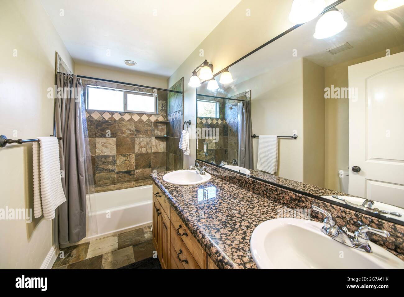 Salle de bains intérieure avec carrelage en marbre et meuble-lavabo double  avec dessus en granit Photo Stock - Alamy