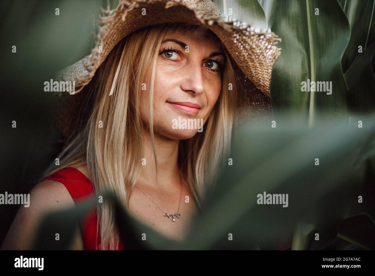 Portrait d'une femme blonde avec chapeau d'été Banque D'Images