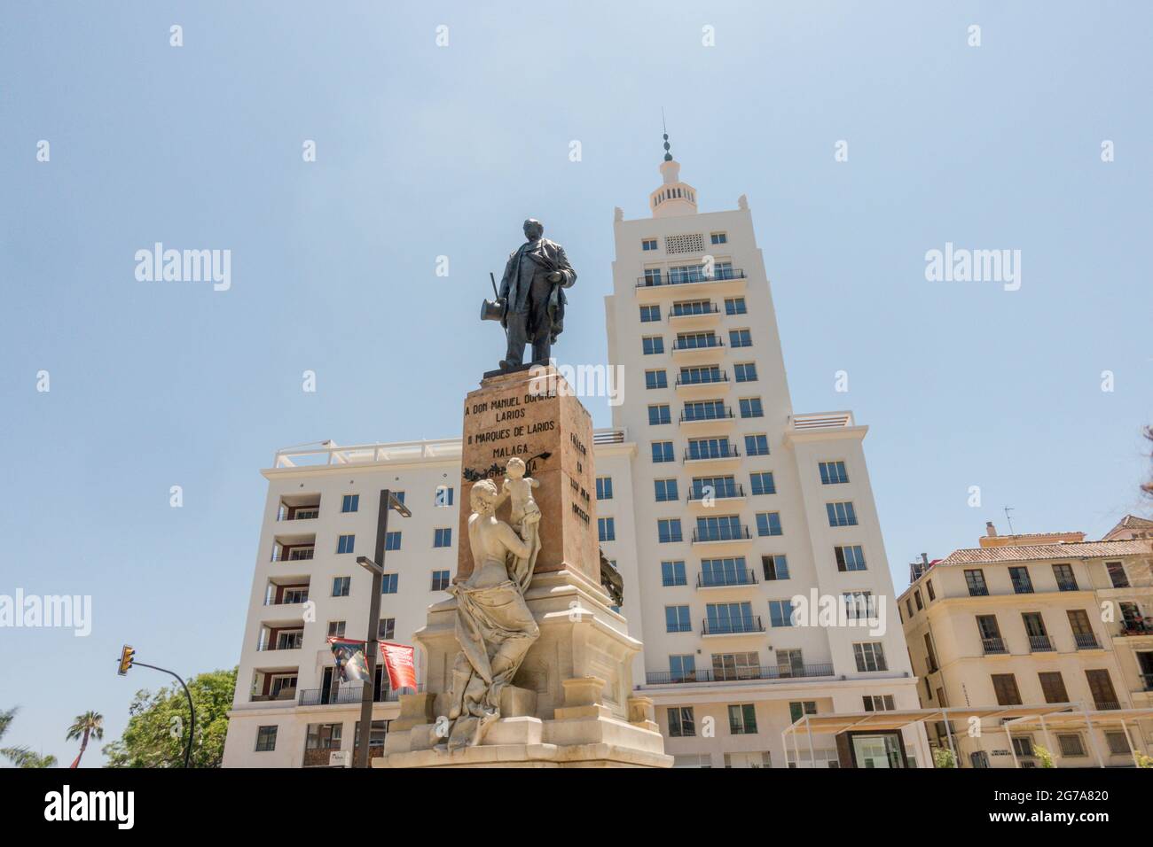 La Equitativa Hôtel bâtiment avec statue de Don Manuel Domingo Larios en face, Malaga, Andalousie, Espagne. Banque D'Images