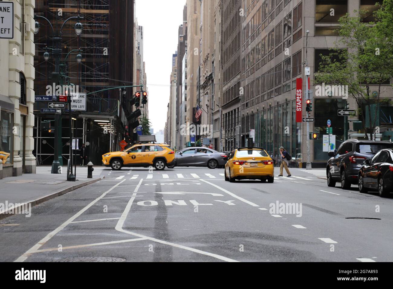 New York, États-Unis, Manhattan. Piétons traversant la 39e et la 5e avenue Banque D'Images