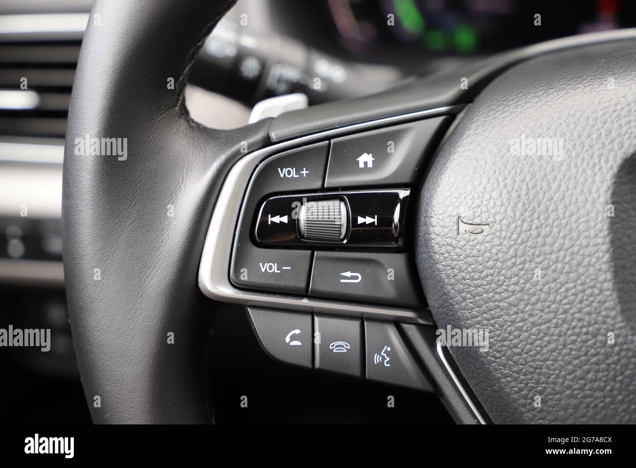 Intérieur de la Honda Accord Hybrid avec garniture Touring, côté gauche du volant en cuir noir Banque D'Images