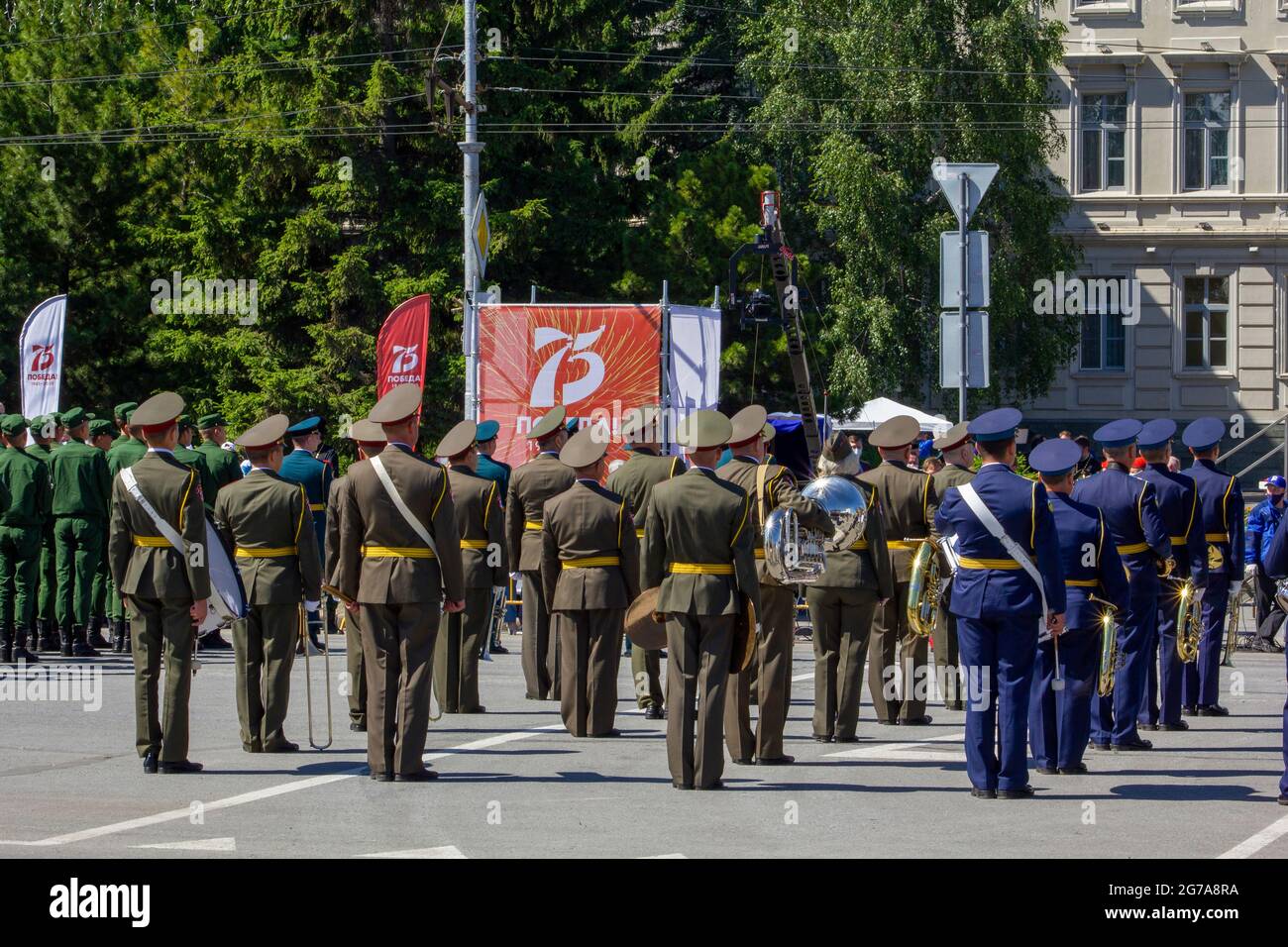 Omsk, Russie. 24 juin 2020. Un groupe militaire se prépare à commencer une marche militaire. Défilé de matériel militaire en l'honneur du jour de la victoire. CRED Banque D'Images