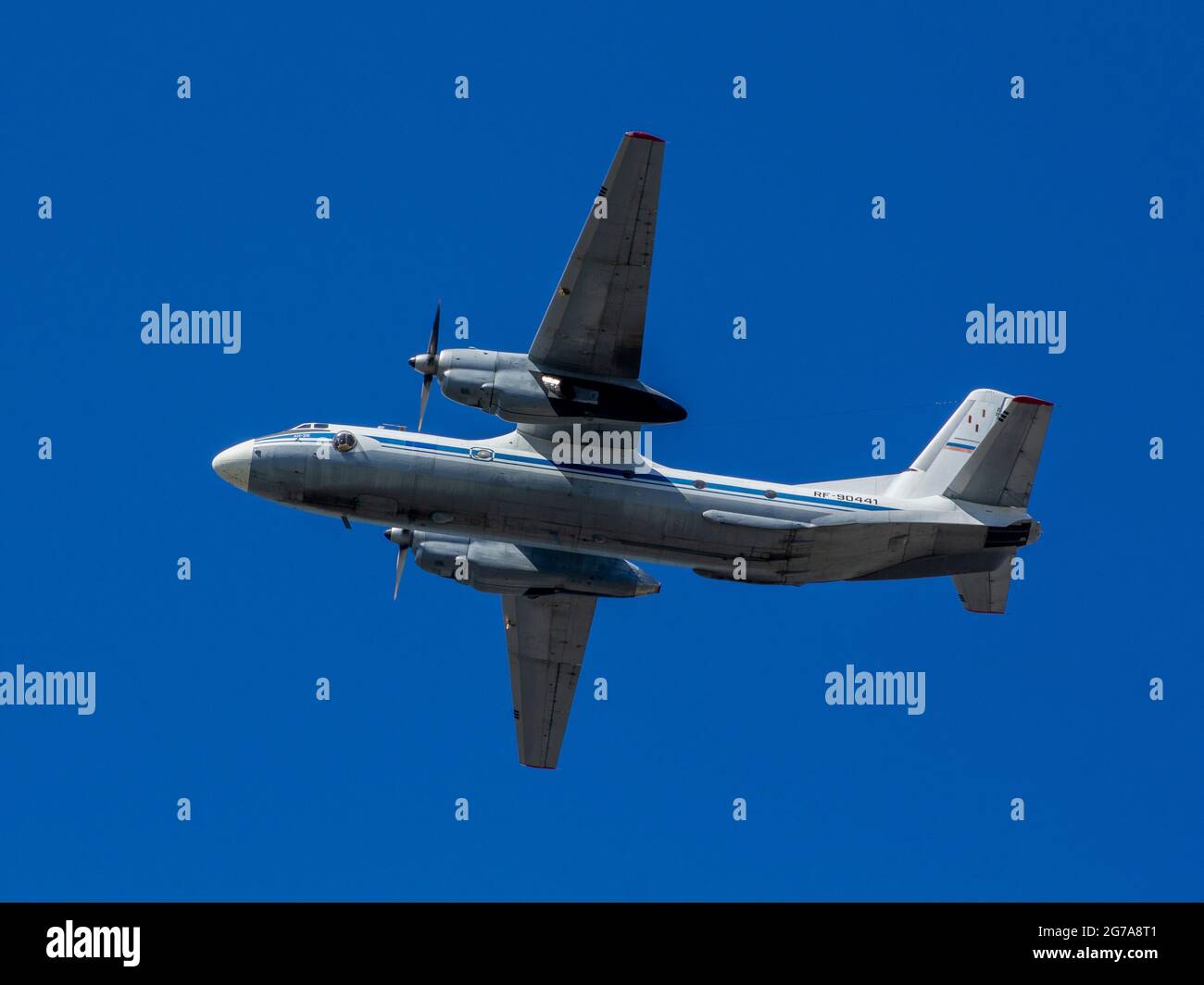 Omsk, Russie. 24 juin 2020. Un avion de transport militaire AN-26 se déplace au-dessus de la colonne festive. Défilé de matériel militaire en l'honneur du Vict Banque D'Images