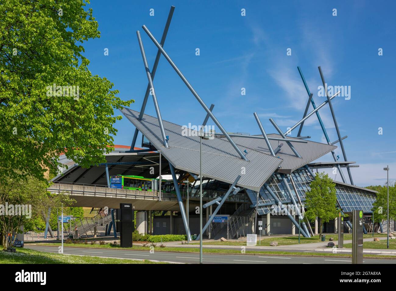 Allemagne, Oberhausen, Alt-Oberhausen, Oberhausen-Neue Mitte, région de Ruhr,Basse-Rhin, Rhénanie-du-Nord-Westphalie, NRW, gare routière au centre commercial Centro, arrêt de bus, transport local de passagers, déconstructivisme Banque D'Images Allemagne, Oberhausen, Alt-Oberhausen, Oberhausen-Neue Mitte, région de Ruhr,Basse-Rhin, Rhénanie-du-Nord-Westphalie, NRW, gare routière au centre commercial Centro, arrêt de bus, transport local de passagers, déconstructivisme Banque D'Images