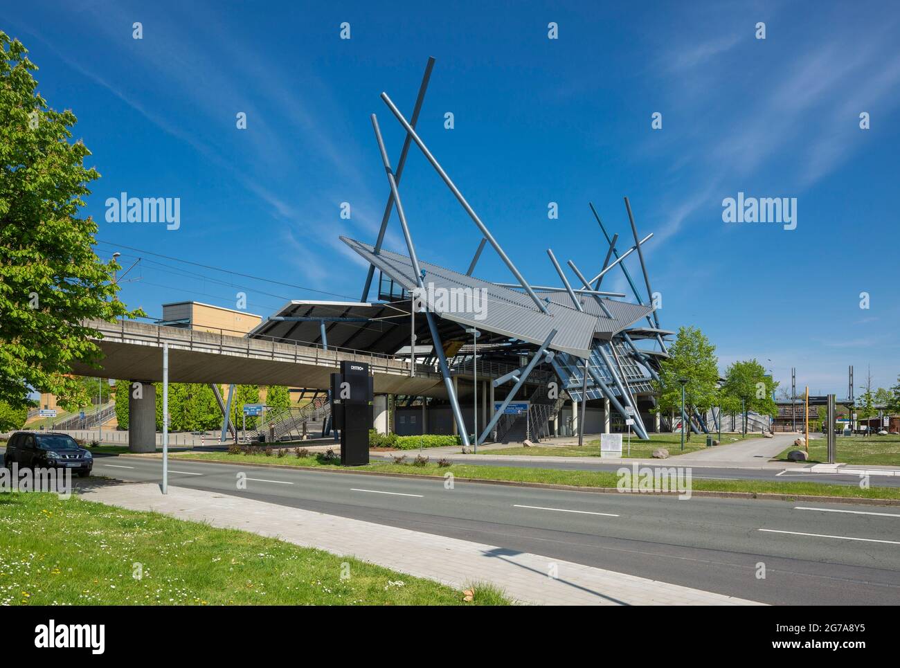 Allemagne, Oberhausen, Alt-Oberhausen, Oberhausen-Neue Mitte, région de Ruhr,Basse-Rhin, Rhénanie-du-Nord-Westphalie, NRW, gare routière au centre commercial Centro, arrêt de bus, transport local de passagers, déconstructivisme Banque D'Images