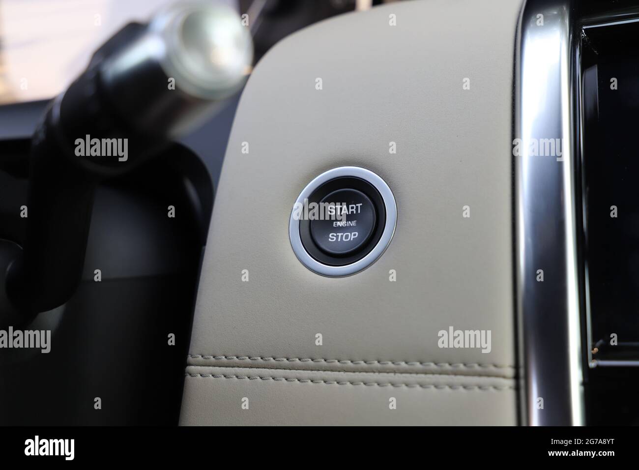 Intérieur du Land Rover Discovery Sport avec bouton de démarrage Banque D'Images