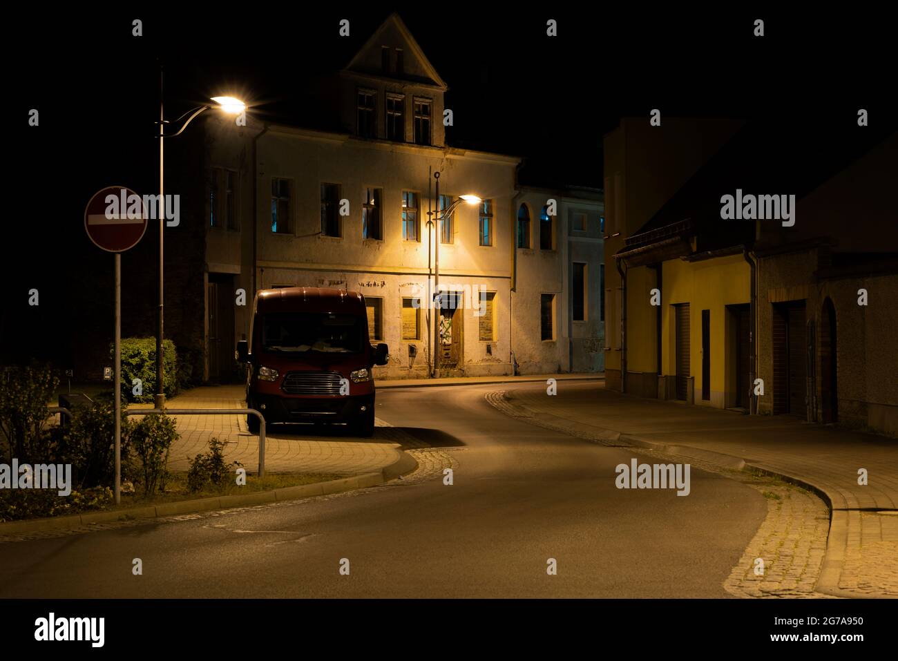 La nuit dans la rue, camionnette garée, vieilles maisons abandonnées Banque D'Images