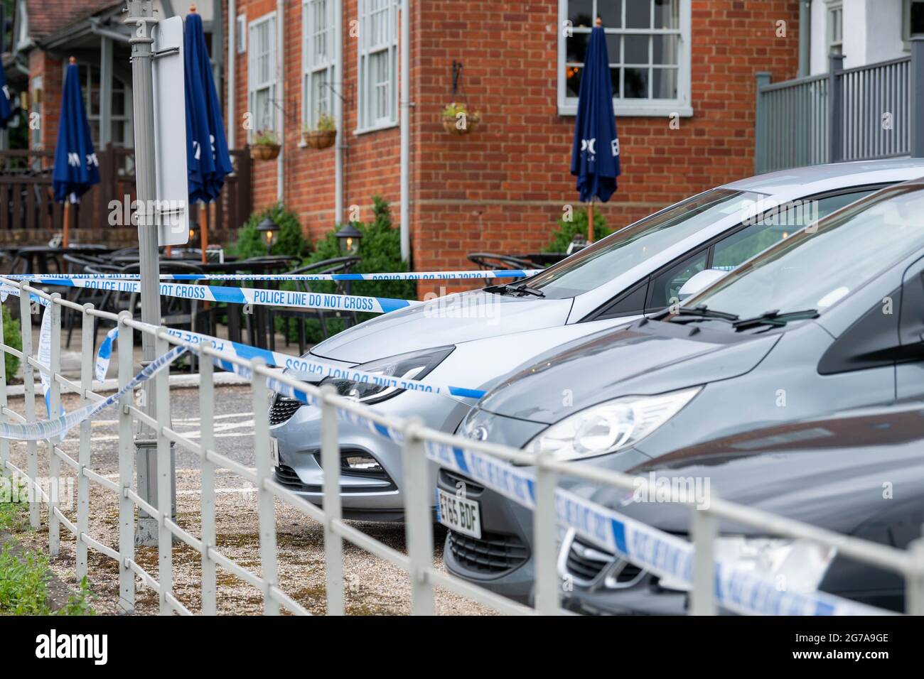 Brentwood Essex, Royaume-Uni. 12th juillet 2021. Un incident de la police d'Essex à la Maison publique de Nags Head, Brentwood un porte-parole de la police d'Essex a déclaré: «Nous avons été appelés peu avant 1,50pm le lundi 12 juillet, avec des rapports une femme et un enfant ont été blessés à l'extérieur de la tête de Nags, dans Brook Street, Brentwood. 'Ils ont été traités sur place par des ambulanciers paramédicaux et emmenés à l'hôpital. Leurs blessures sont graves mais ne sont pas considérées comme mettant la vie en danger. Zach Hughes, 27 ans, de Romford, a été condamné à 36 ans de prison au tribunal de la Couronne de Basildon après avoir admis la tentative de meurtre. Crédit : Ian Davidson/Alay Live News Banque D'Images