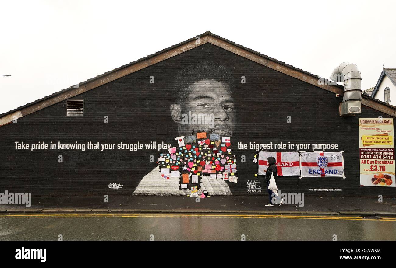 Messages de soutien placés au-dessus des sacs de poubelle qui ont été collés sur des textes offensants sur la fresque de l'attaquant de Manchester United et du joueur d'Angleterre Marcus Rashford sur le mur du Coffee House Cafe sur Copson Street, Withington, Qui semblait vandalisé le matin après que l'équipe de football d'Angleterre a perdu la finale de l'UEFA Euro 2021. Date de la photo: Lundi 12 juillet 2021. Banque D'Images