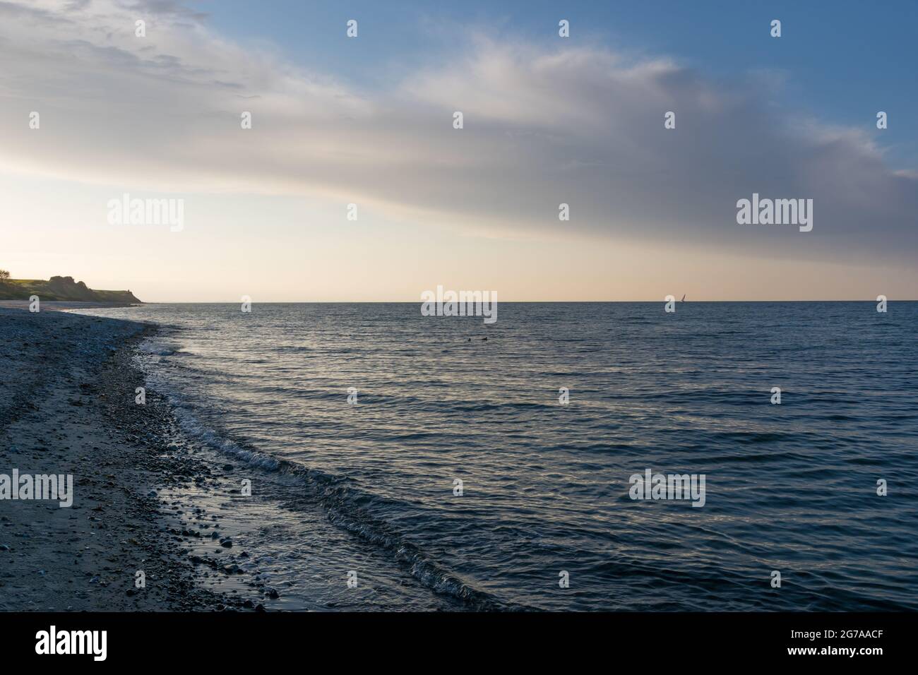 Dans la soirée au coucher du soleil sur la mer Baltique, Strande, Allemagne Banque D'Images