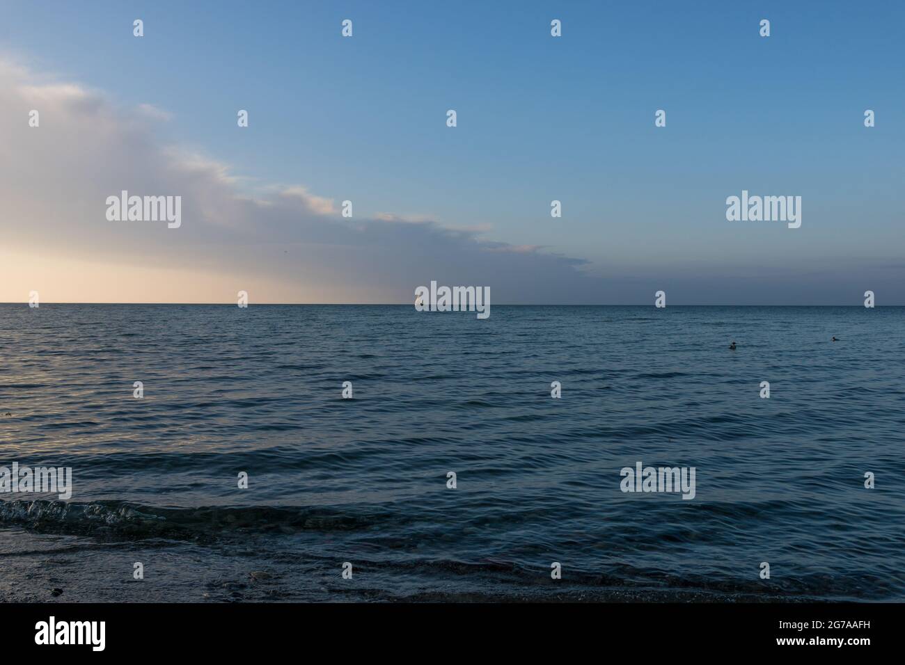 Vue sur la mer au coucher du soleil sur la mer Baltique, Bülk, Allemagne. Banque D'Images