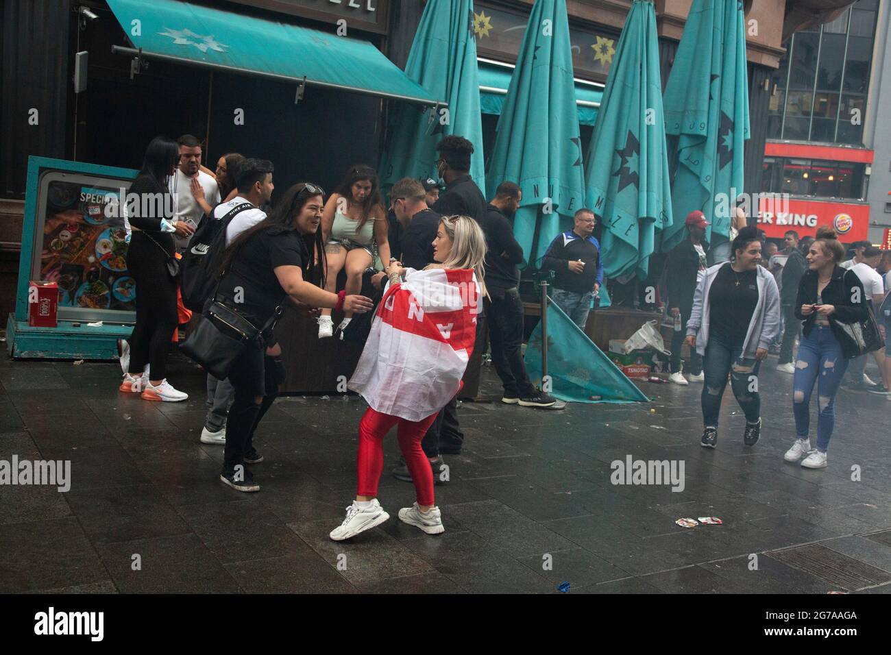 Une jeune femme a drapé dans un drapeau d'Angleterre devant l'Euro 2020 final Angleterre contre l'Italie. Banque D'Images