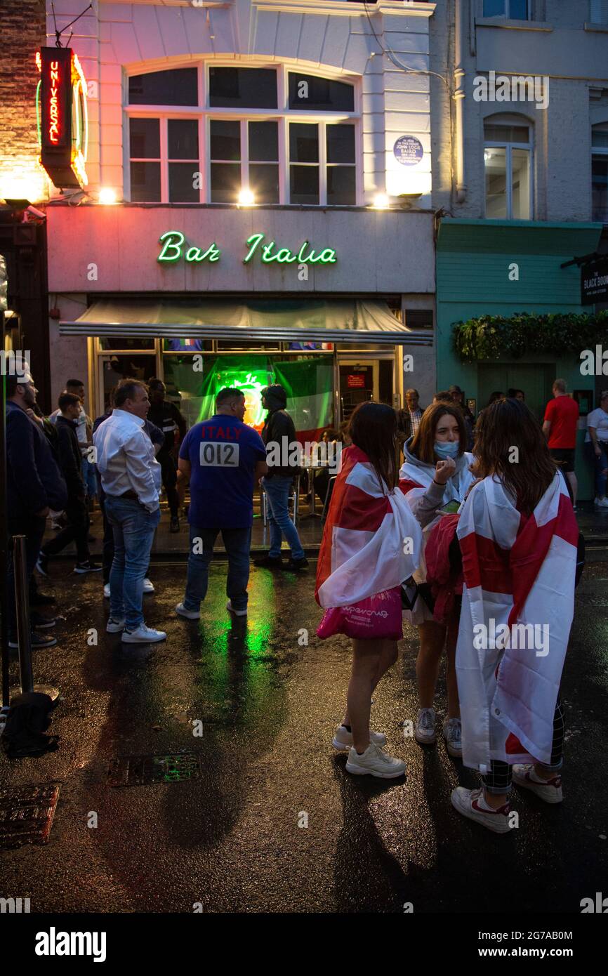Les fans d'Angleterre à l'extérieur de Bar Italia à Soho comme la finale de l'Euro 2020 entre l'Angleterre et l'Italie est en cours. Banque D'Images