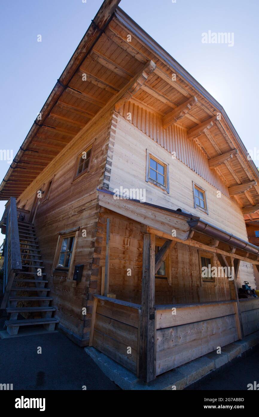 Le prix du bois a augmenté plusieurs fois, en particulier dans l'industrie de la construction Banque D'Images