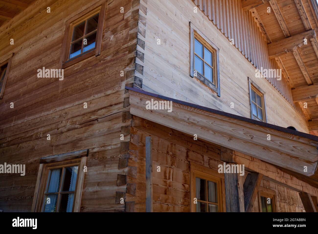 Le prix du bois a augmenté plusieurs fois, en particulier dans l'industrie de la construction Banque D'Images