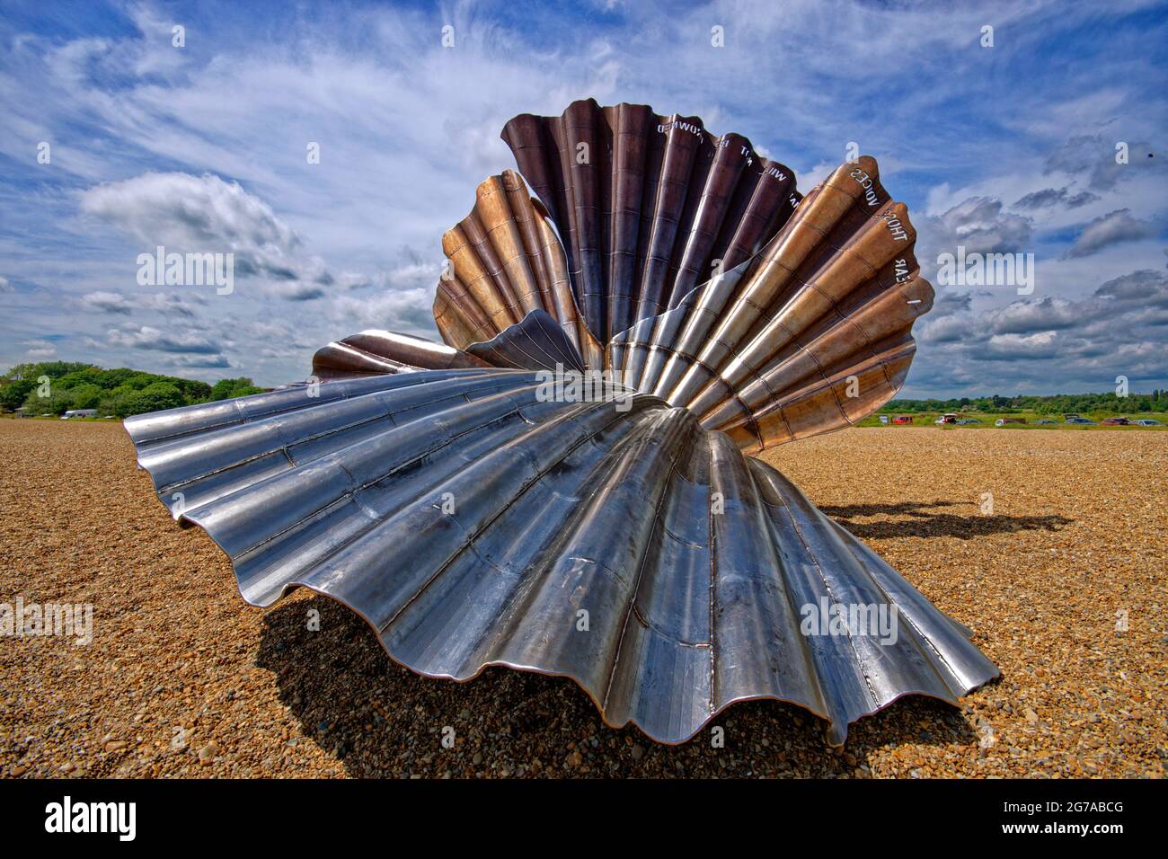 Le mémorial hommage à Benjamin Britten Scallop Shell sur la plage d'Aldeburgh, Suffolk, Angleterre. Banque D'Images