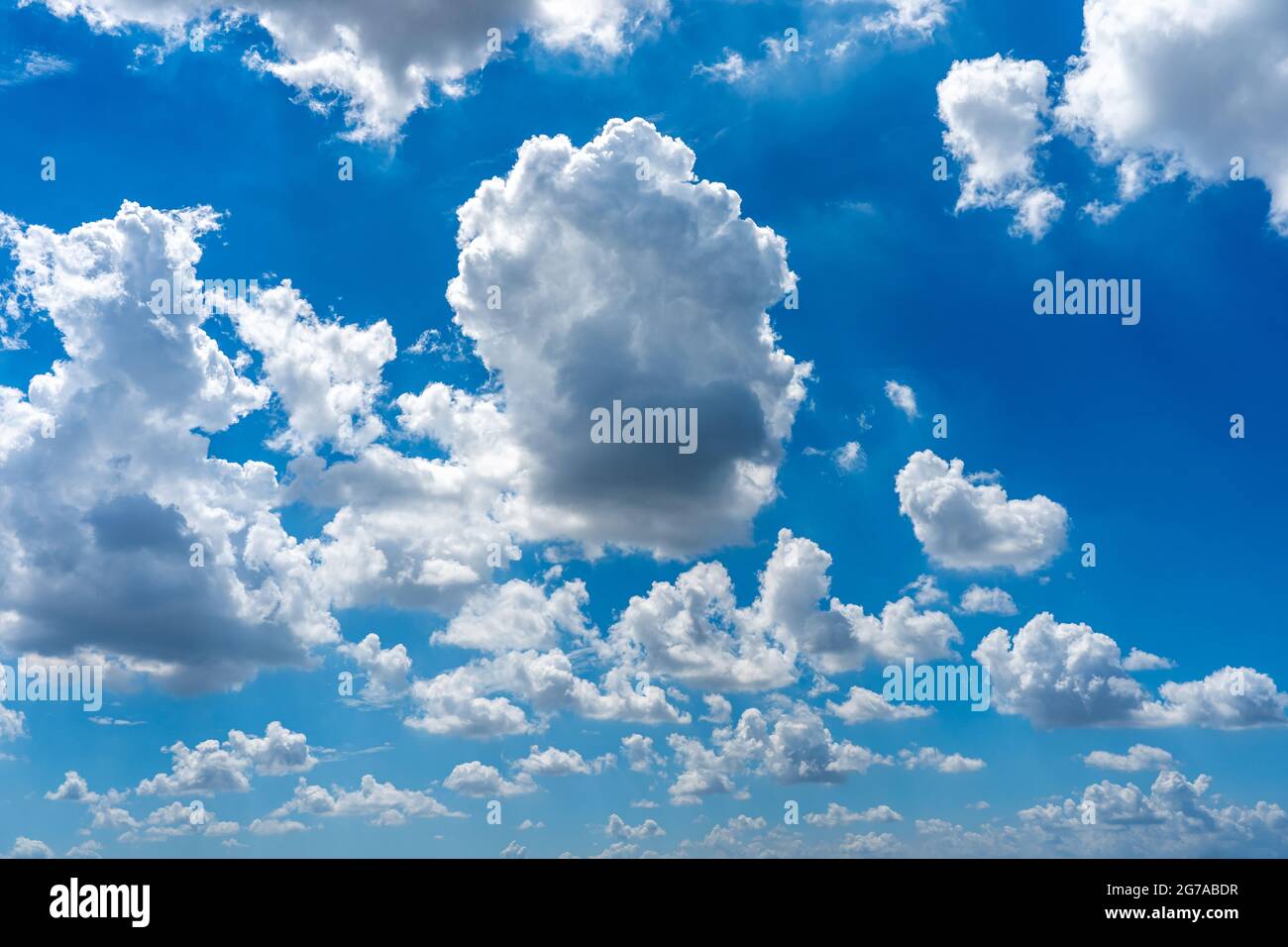 Nuages blancs cumulus flottant sur le ciel bleu pour le concept d'arrière-plans Banque D'Images