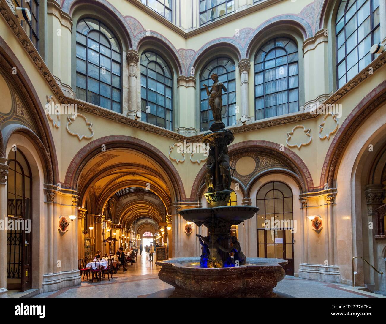 Vienne, Donaunenbrunnen (fontaine de la sirène du Danube) dans une cour intérieure du Palais Ferstel en 01. Vieille ville, Vienne, Autriche Banque D'Images