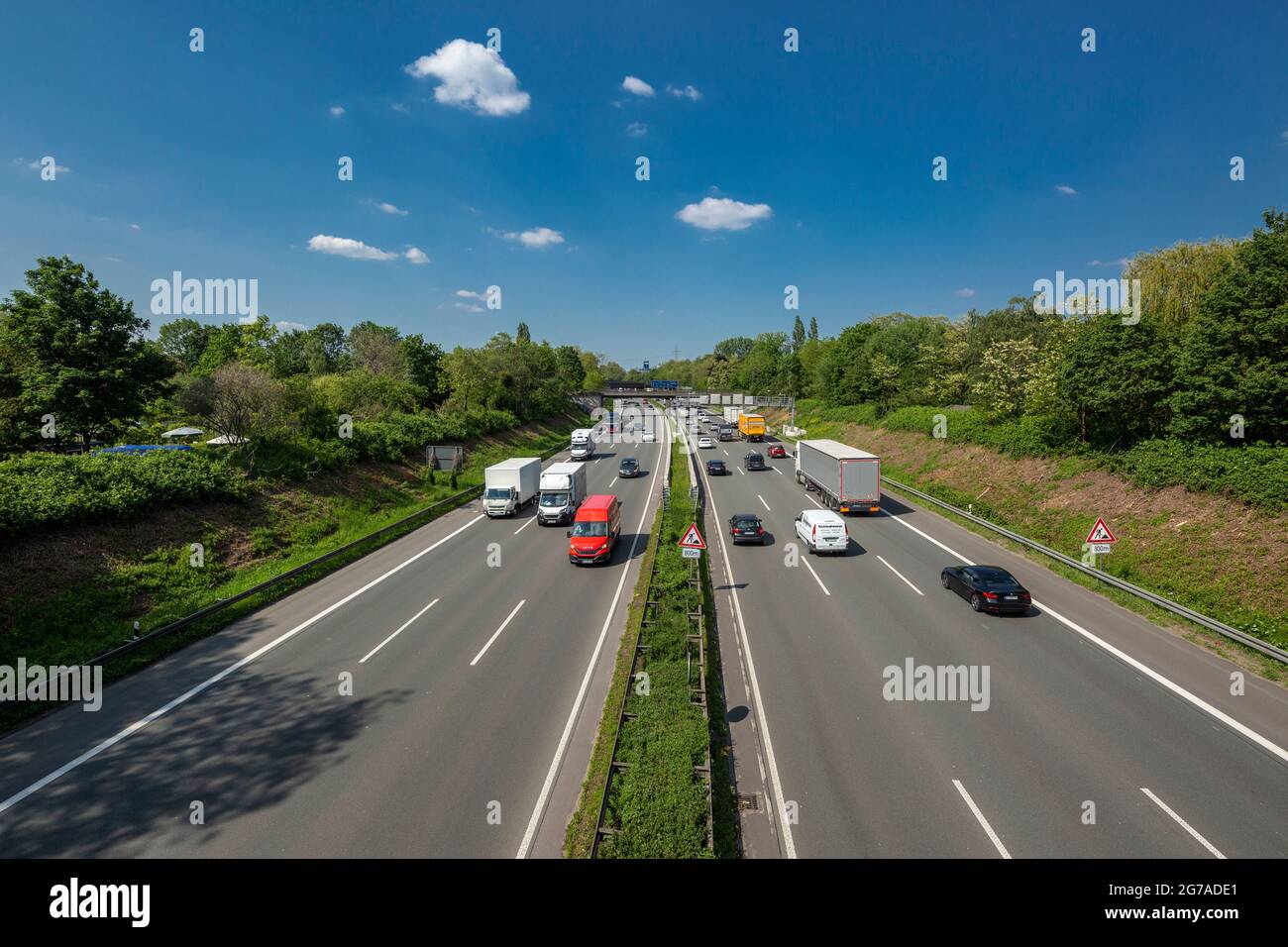 Allemagne, Oberhausen, Alt-Oberhausen, Oberhausen-Lirich, région de Ruhr,Rhénanie-du-Nord, Rhénanie-du-Nord-Westphalie, Rhénanie-du-Nord-Westphalie, circulation routière,Autoroute, circulation sur l'A3 en face de la sortie Lirich et Duisburg-Meiderich, voitures, voitures de tourisme Banque D'Images