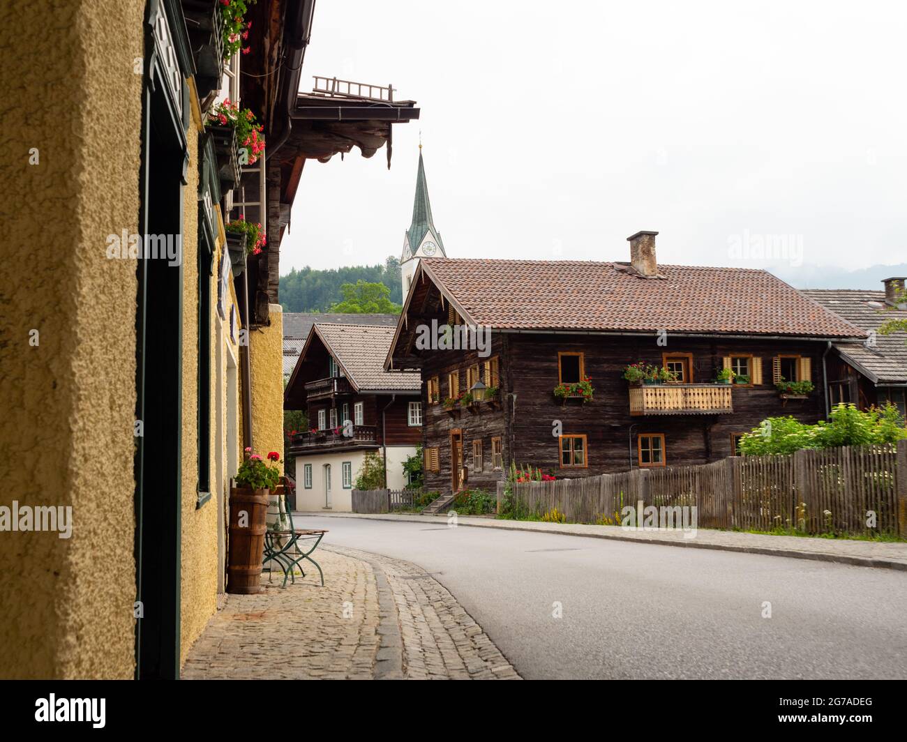 Maisons alpines traditionnelles à colombages au centre du vieux village de Goldegg, région de Pongau, Salzbourg, Autriche Banque D'Images