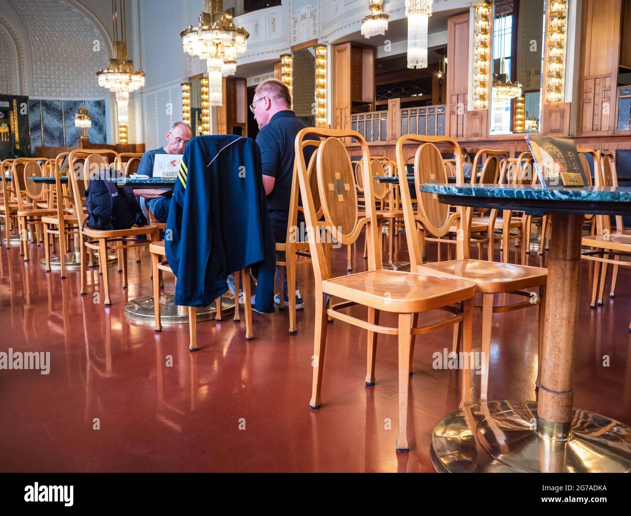 Prague, République Tchèque - 2 juillet 2021 : Kavarna Obecni Dum Cafe Interior, un café Art nouveau célèbre. Banque D'Images