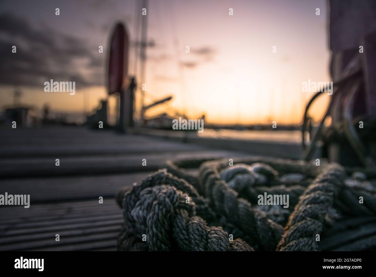 Coucher de soleil chaud au yacht Möltenort et port de pêche, Allemagne Banque D'Images