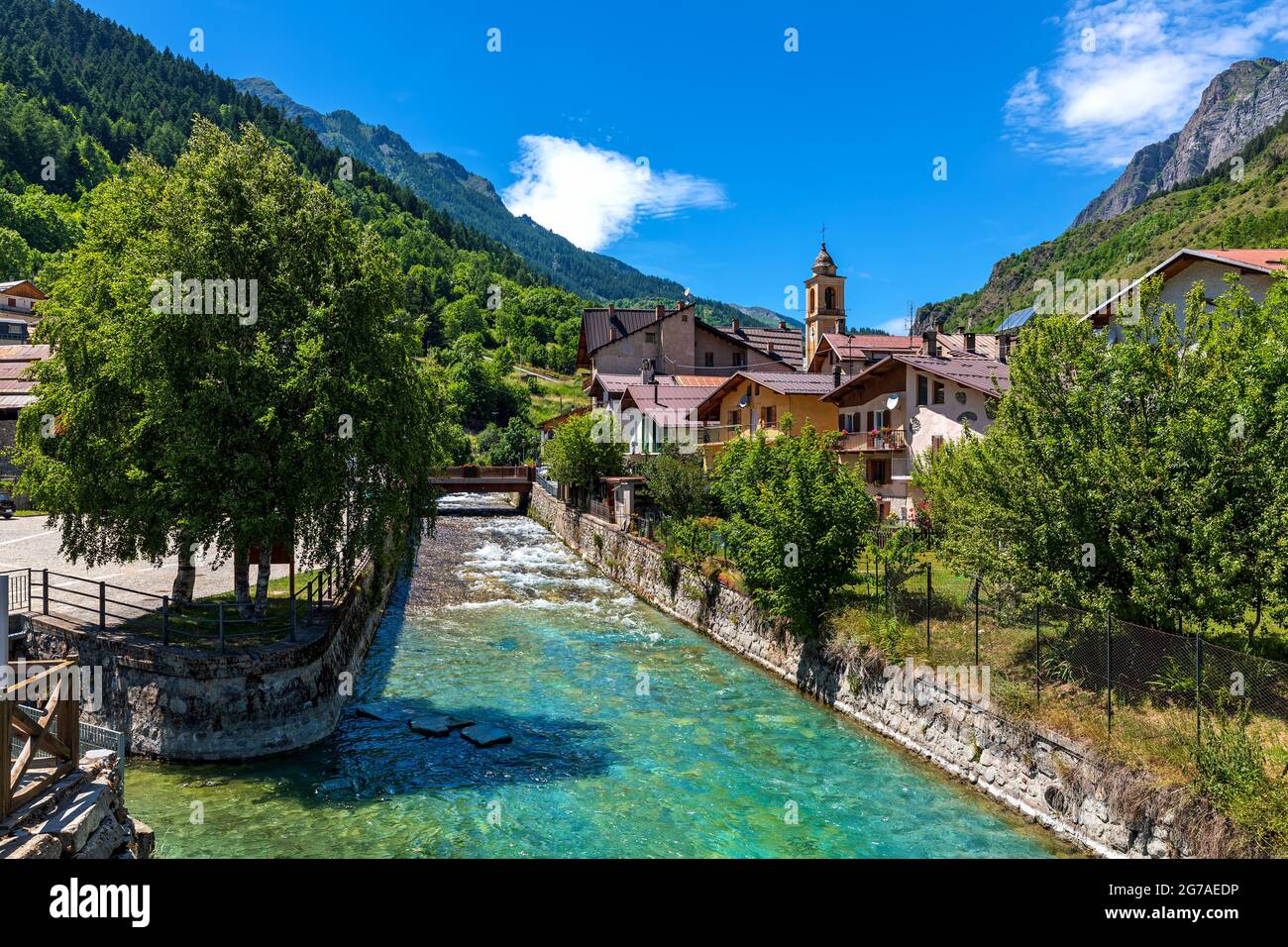 Rivière alpine et petite ville de Pietraporzio sous ciel bleu dans le Piémont, nord de l'Italie. Banque D'Images