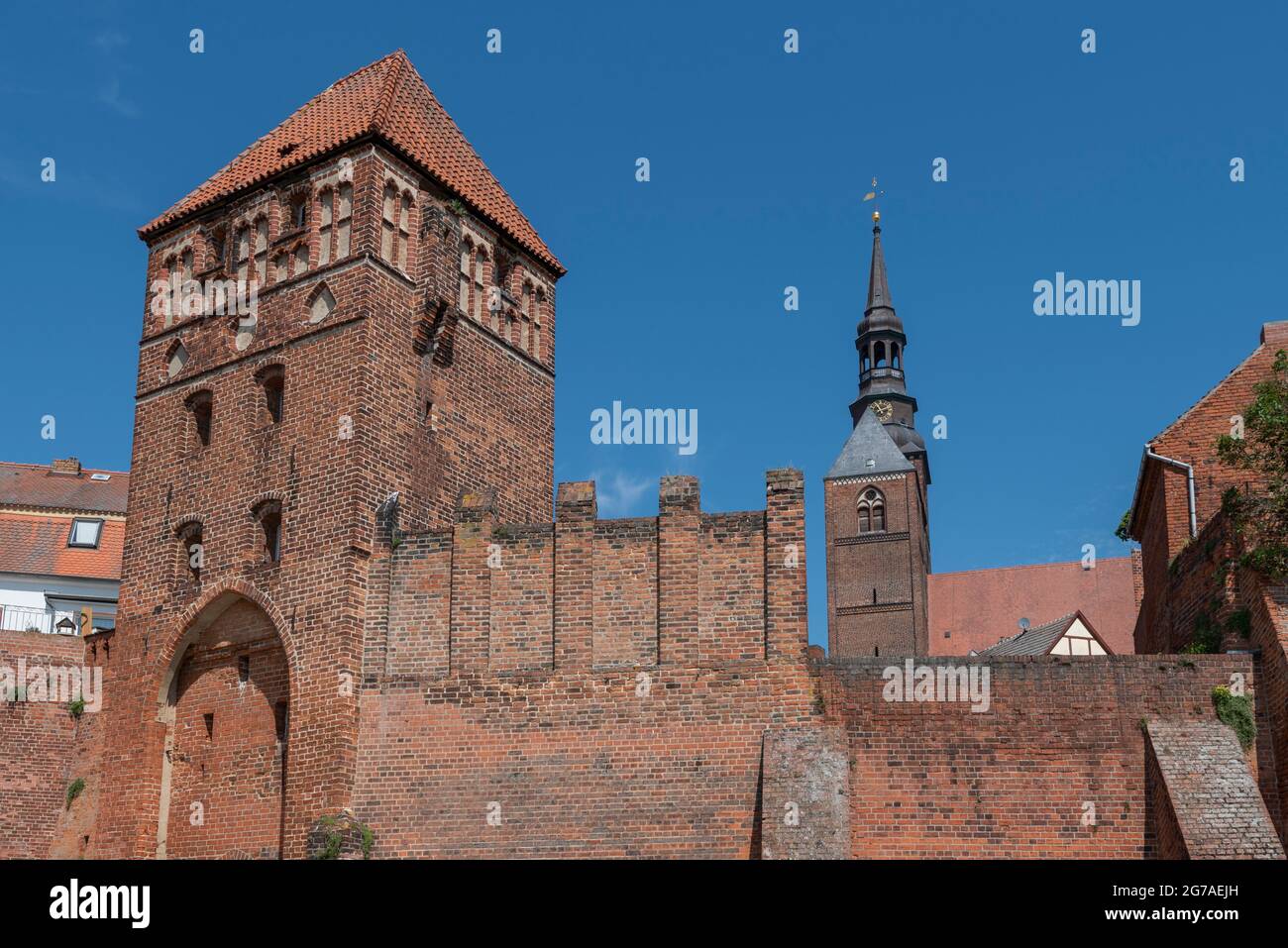 Allemagne, Saxe-Anhalt, Tangermünde, Eglise Saint-Étienne, mur historique de la ville, Ville hanséatique de Tangermünde Banque D'Images