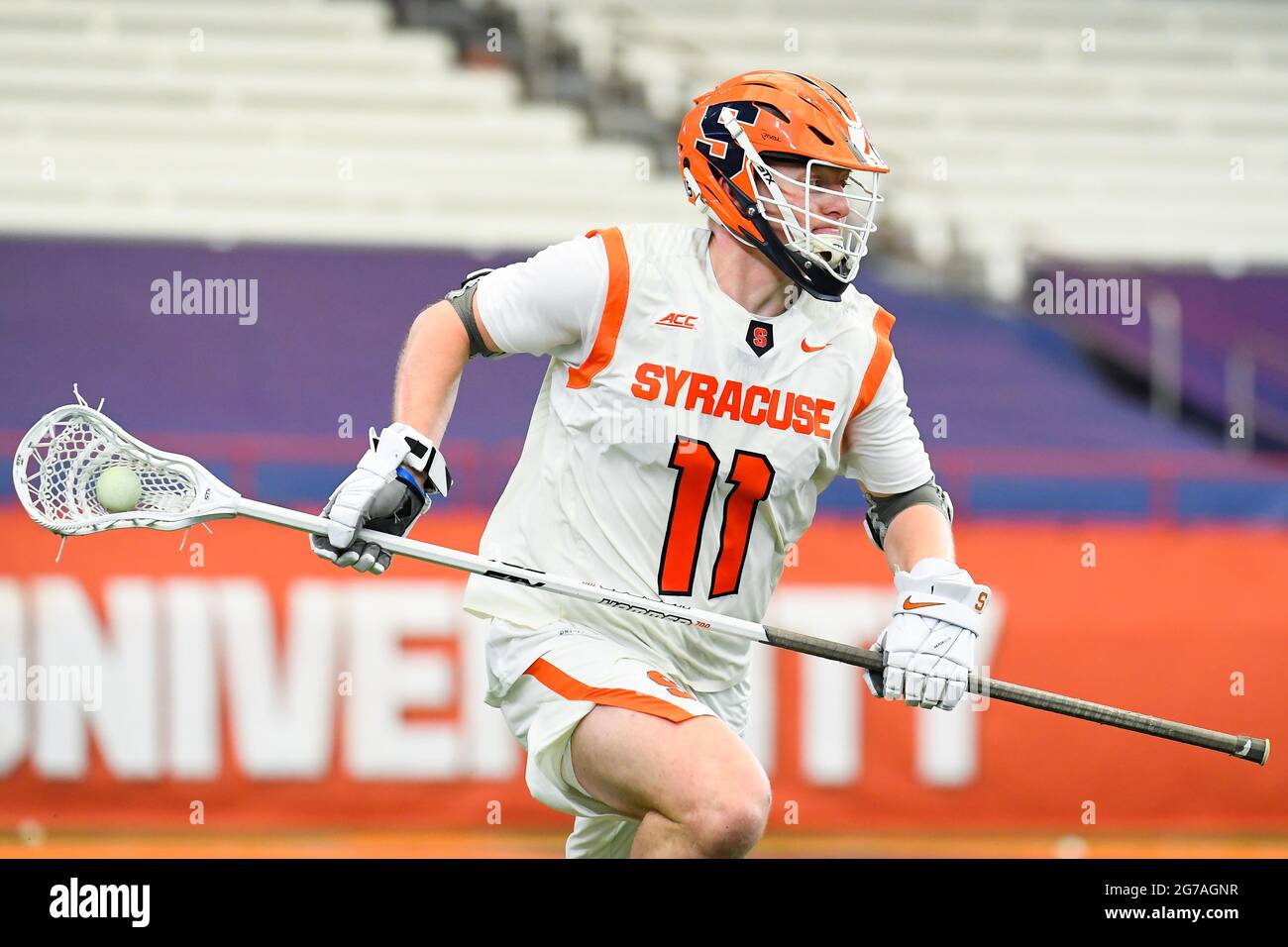 Syracuse, New York, États-Unis. 20 mars 2021. Syracuse Orange Defenseman Brett Kennedy (11) court avec le ballon contre les Croisés de la Sainte-Croix pendant la première moitié d'un match de crosse NCAA mens le samedi 20 mars 2021 au Carrier Dome à Syracuse, New York. Syracuse a gagné 15-6. Riche Barnes/CSM/Alay Live News Banque D'Images