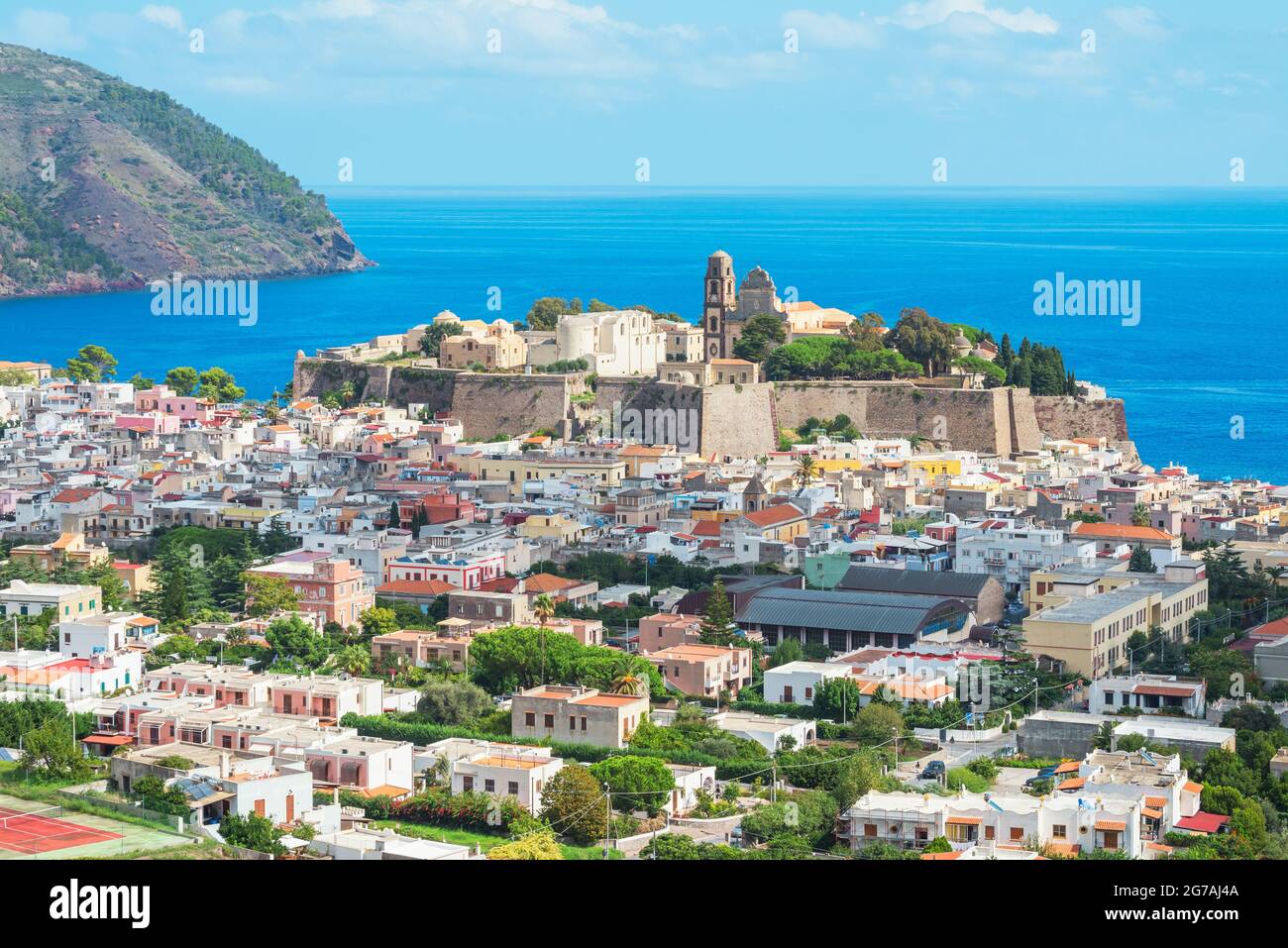Ville de Lipari, vue en hauteur, île de Lipari, Iles Eoliennes Sicile, Italie Banque D'Images