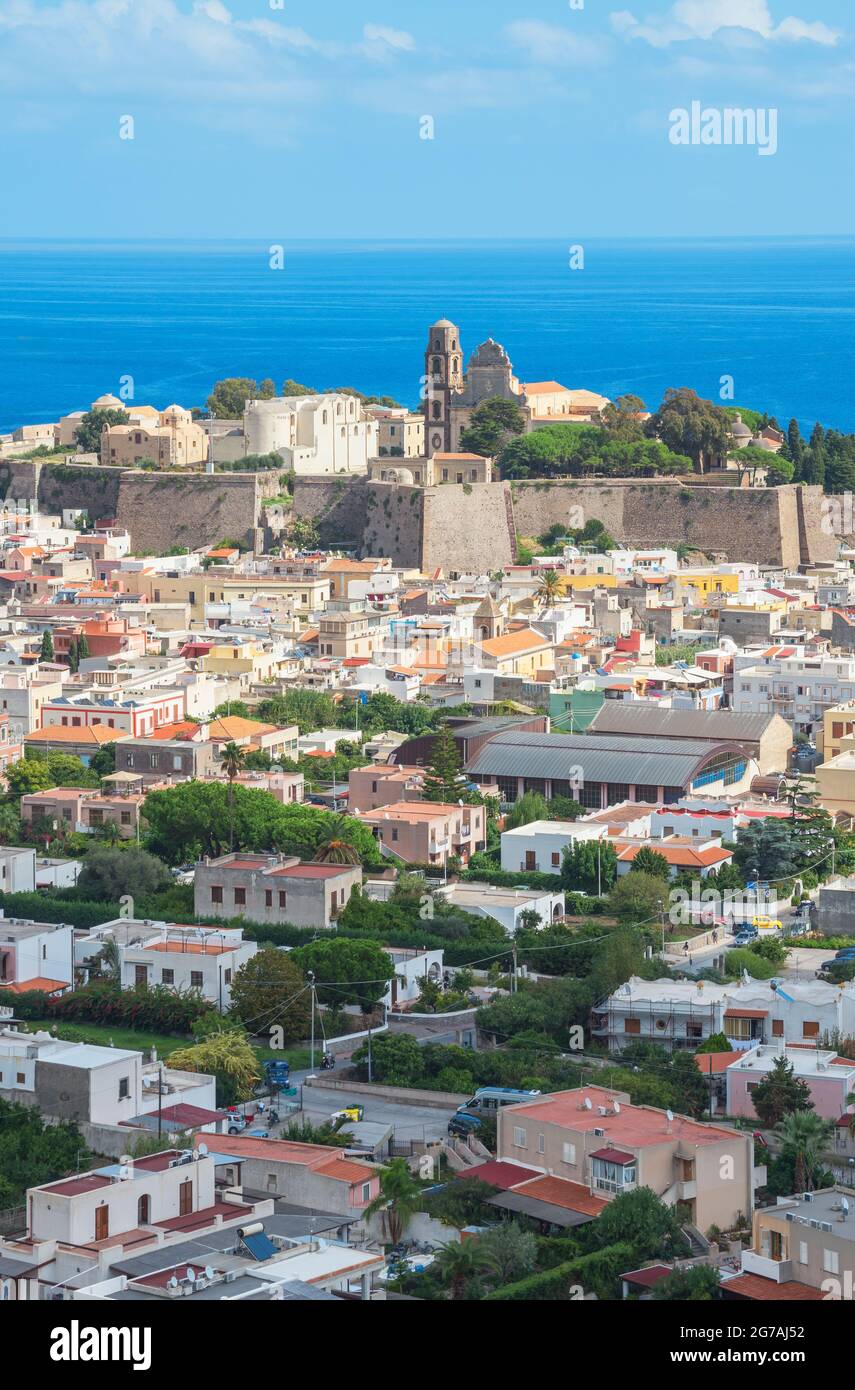 Ville de Lipari, vue en hauteur, île de Lipari, Iles Eoliennes Sicile, Italie Banque D'Images
