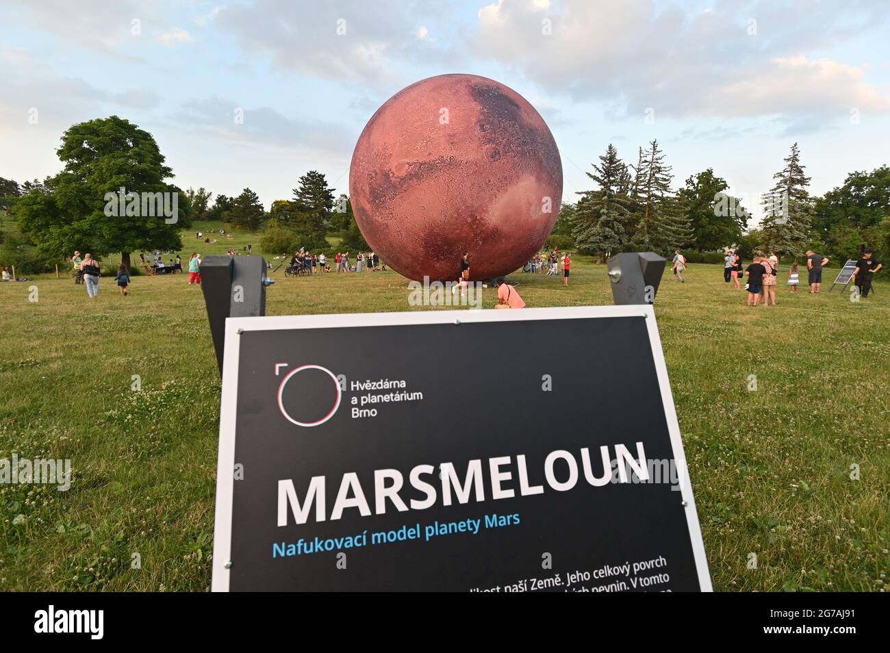 Brno, République tchèque. 12 juillet 2021. Un modèle gonflable géant de la planète Mars est exposé par l'Observatoire et le Planétarium de Brno sur la montagne de la vache à Brno, République Tchèque, le 12 juillet 2021. Crédit : Igor Zehl/CTK photo/Alay Live News Banque D'Images