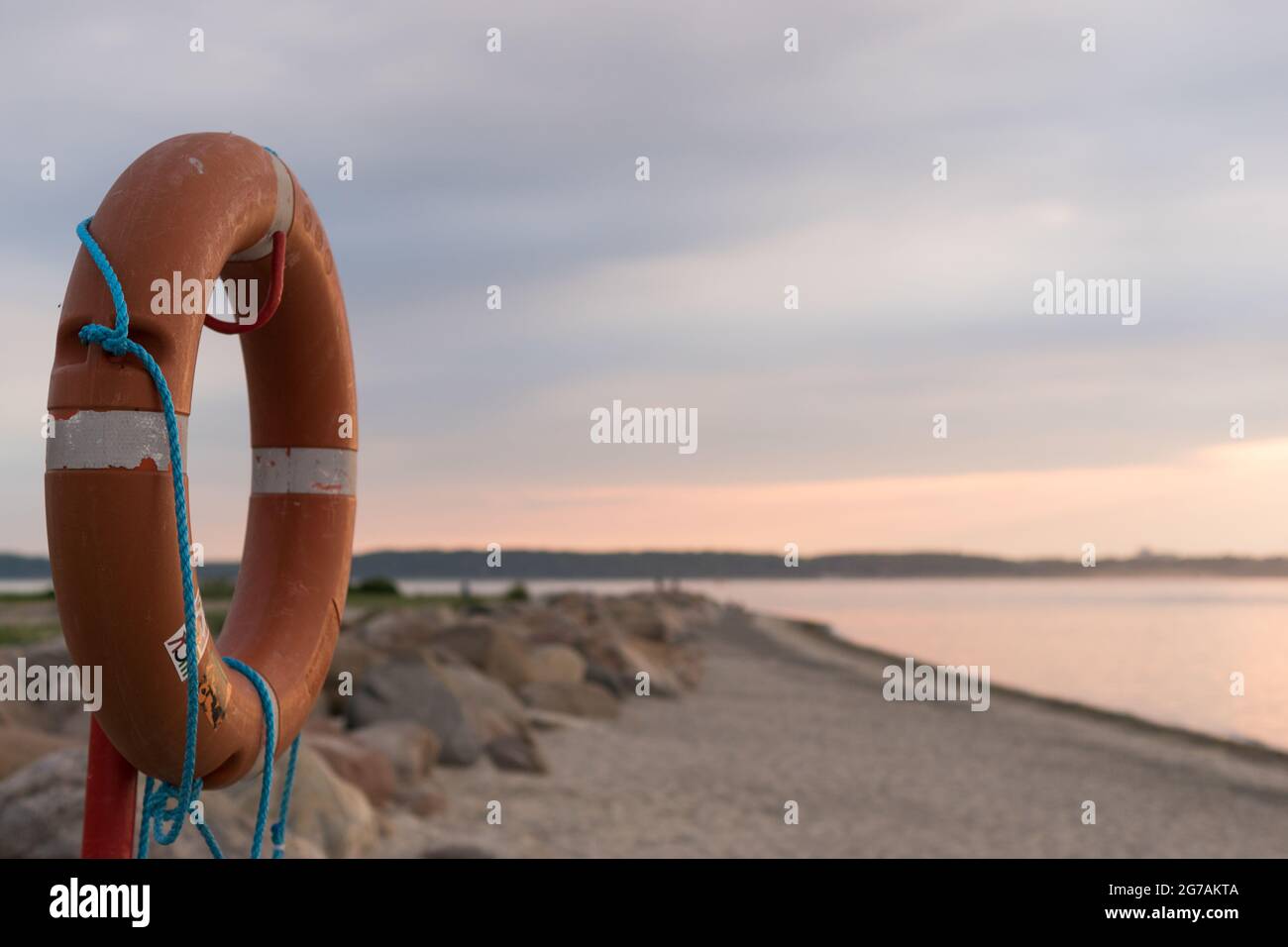 Bouée de sauvetage sur la plage de Laboe, Allemagne. Banque D'Images