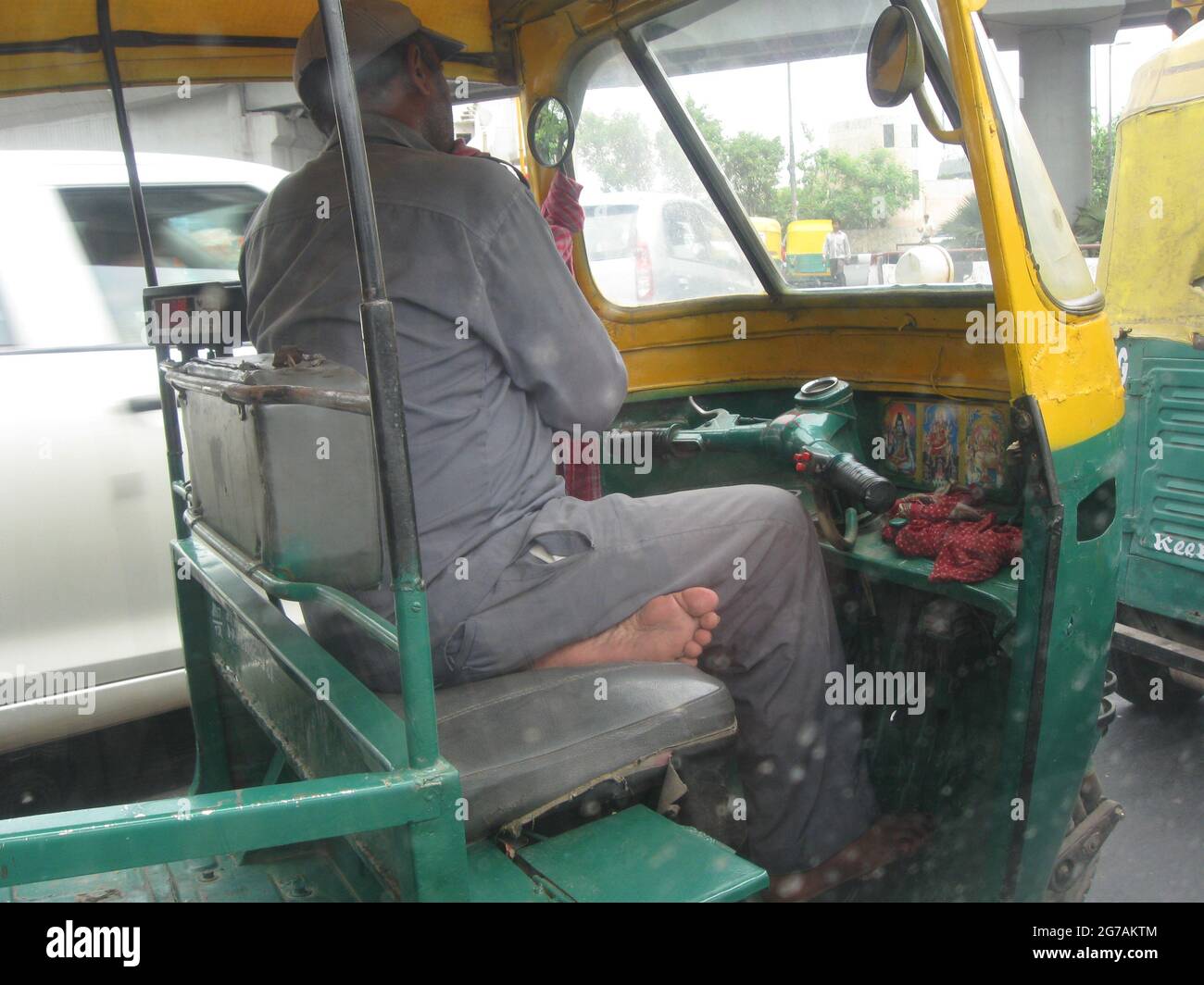 Le chauffeur est assis dans son tuk-tuk ou son enked-tuk.Delhi Inde Banque D'Images