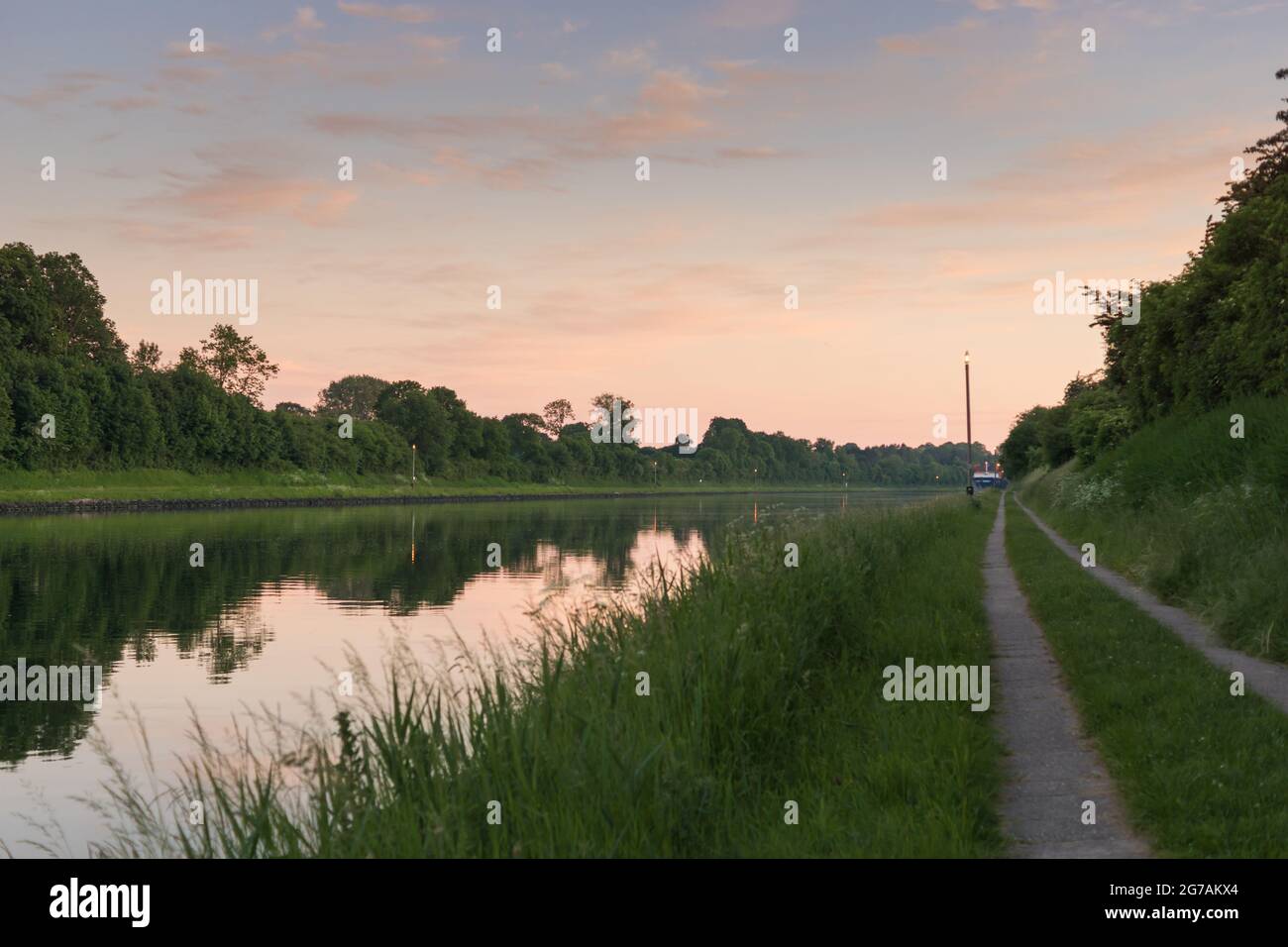 Vue sur le Fahraweg sur le canal de Kiel près de Neuwiittenbek, Allemagne Banque D'Images