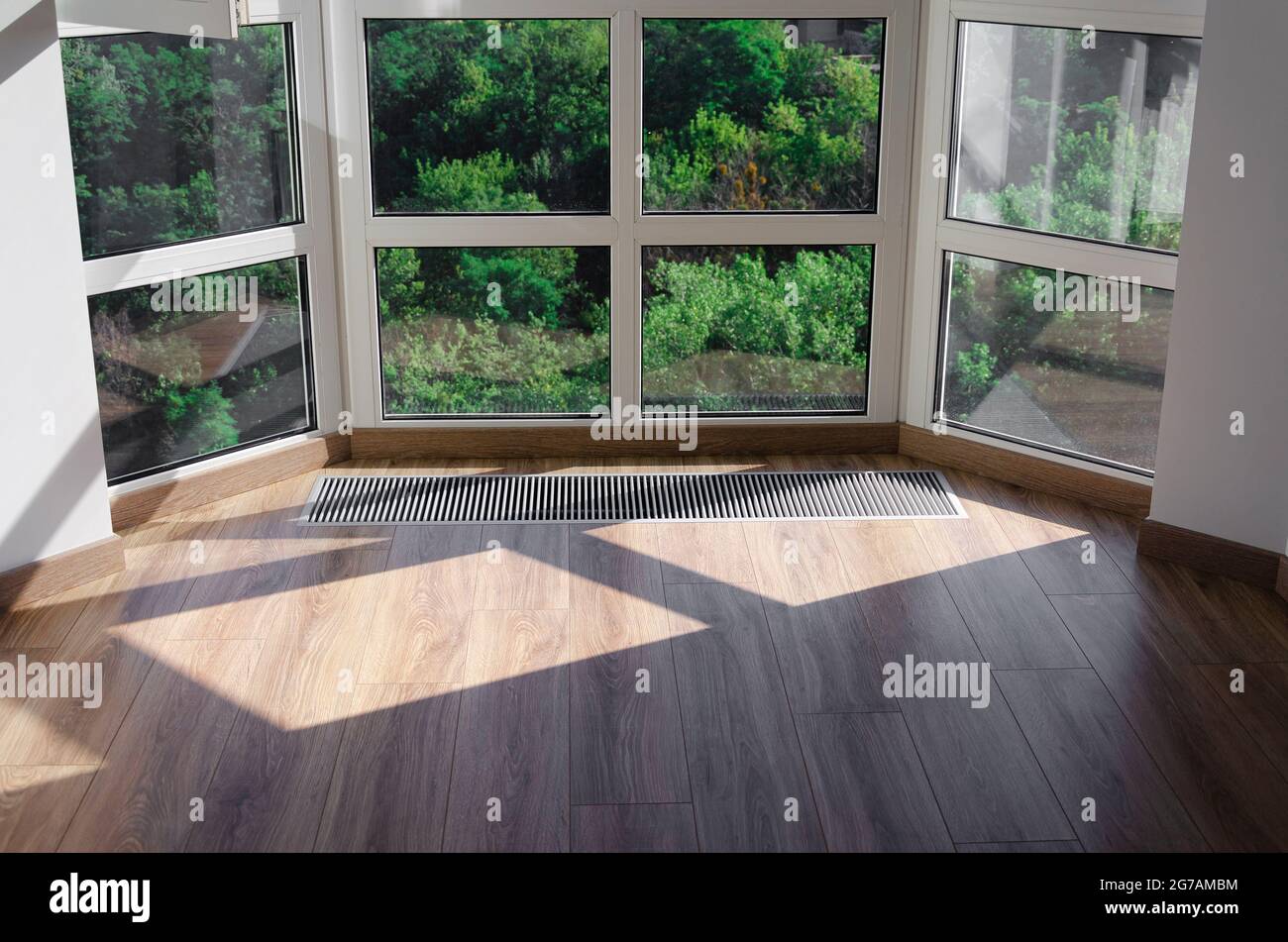 Grille de protection intégrée au plancher pour le chauffage des vitres  panoramiques. Grille de chauffage avec ventilation par le plancher dans les  planchers de bois franc Photo Stock - Alamy