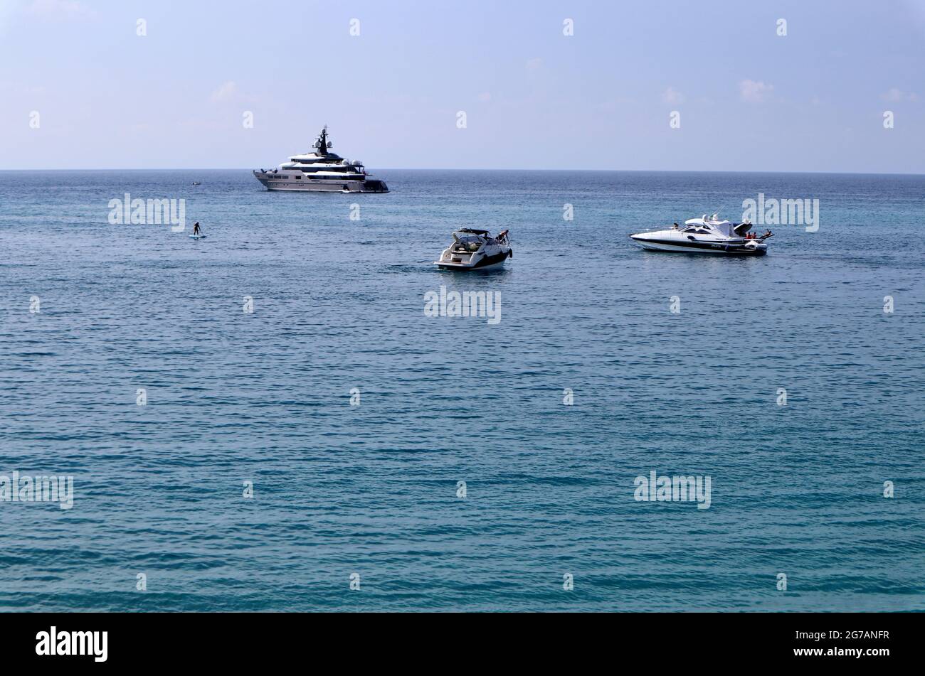 Tropea - Barche a largo della Spiaggia della Rotonda nel pomeriggio Banque D'Images